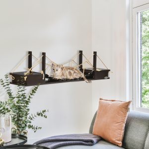 Klatrevæg til katte, vægmonteret kradsetræ med hængebro op til 5 kg, vægmontering, brun, 96 x 20 x 25,5 cm, til aktiv leg og klatring